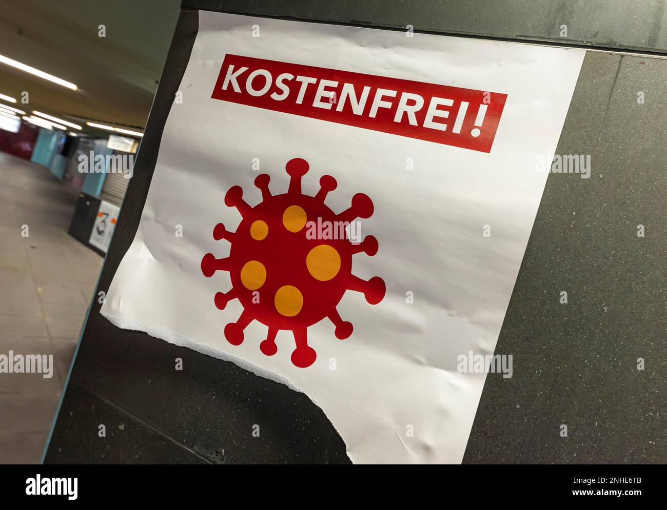 Corona-Virus-Test kostenlos, Symbolfoto, zerrissenes Poster in Stuttgart, Baden-Württemberg, Deutschland Stockfoto
