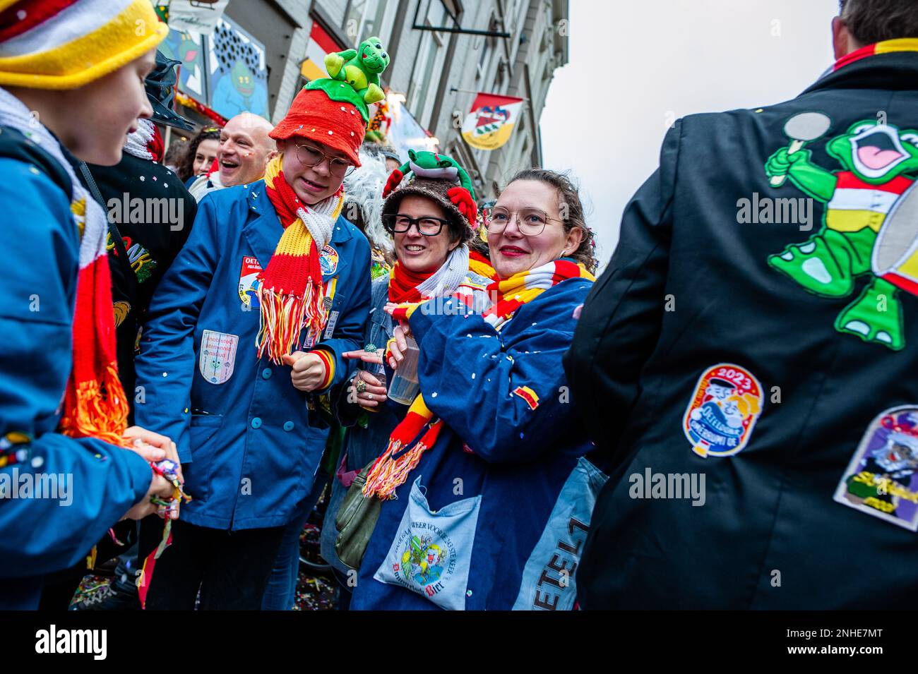 Den Bosch, Niederlande. 20. Februar 2023. Die Leute nehmen an der Parade Teil. Die Stadt Den Bosch, Niederlande, erstrahlt jedes Jahr während der historischen Karnevalsfeier zum Leben. Der Höhepunkt von Oeteldonk (der Name, den die Stadt während des Karnevals erhält) wird am Karneval-Montag gefeiert: Die große Parade, die Stadt begrüßt Enthusiasten, die kommen, um dieses bunte Spektakel zu sehen. (Foto: Ana Fernandez/SOPA Images/Sipa USA) Guthaben: SIPA USA/Alamy Live News Stockfoto