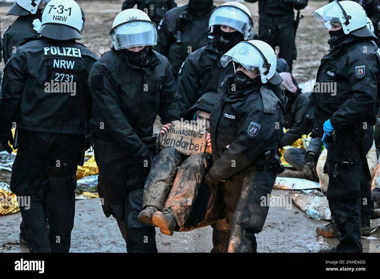 A climate activist is carried away by police officers during a protest near Erkelenz, Germany, Thursday, Jan. 12, 2023. Environmental activists have been locked in a standoff with police who started eviction operations on Wednesday around the hamlet of Luetzerath, west of Cologne, that is due to be bulldozed for the expansion of a nearby lignite mine/Federico Gambarini/dpa via AP) Stockfoto