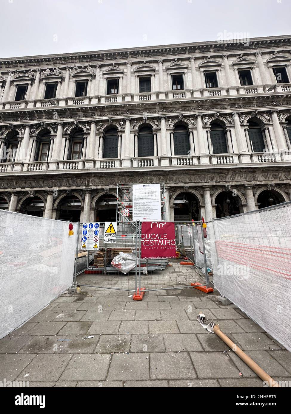 Venedig, überall Baustellen und zwei Jahre Arbeit: "So wird der Markusplatz trocken sein". Dies hat dem berühmtesten venezianischen Karneval der Welt große Unannehmlichkeiten bereitet und zur Absage vieler klassischer Karnevalsveranstaltungen geführt. Die Abdichtung eines komplexen Platzes wie des Markusplatzes kann nur ein titanisches Unterfangen sein. Überall Baustellen, um die Abwassersysteme neu zu ordnen, Ventile zu installieren, um das Wasser zu blockieren, die Umzäunung der Insel San Marco zu vergrößern - und wo wir jeden Tag auf Steinblöcken gehen, die von Flut und Zeit zersplittert und verformt wurden. Und das Stockfoto