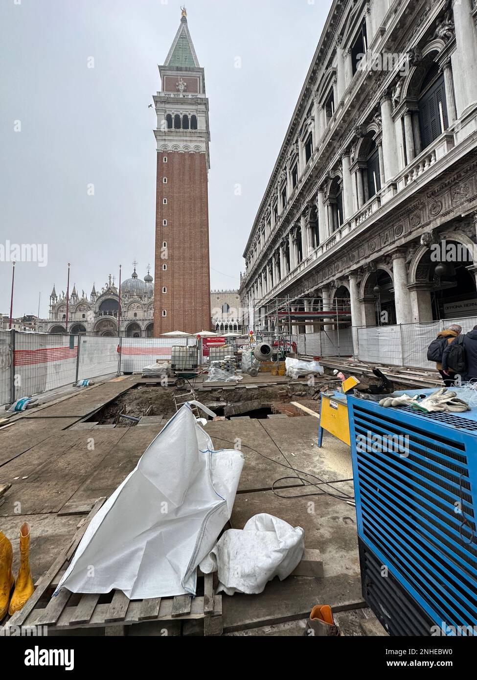 Venedig, überall Baustellen und zwei Jahre Arbeit: "So wird der Markusplatz trocken sein". Dies hat dem berühmtesten venezianischen Karneval der Welt große Unannehmlichkeiten bereitet und zur Absage vieler klassischer Karnevalsveranstaltungen geführt. Die Abdichtung eines komplexen Platzes wie des Markusplatzes kann nur ein titanisches Unterfangen sein. Überall Baustellen, um die Abwassersysteme neu zu ordnen, Ventile zu installieren, um das Wasser zu blockieren, die Umzäunung der Insel San Marco zu vergrößern - und wo wir jeden Tag auf Steinblöcken gehen, die von Flut und Zeit zersplittert und verformt wurden. Und das Stockfoto