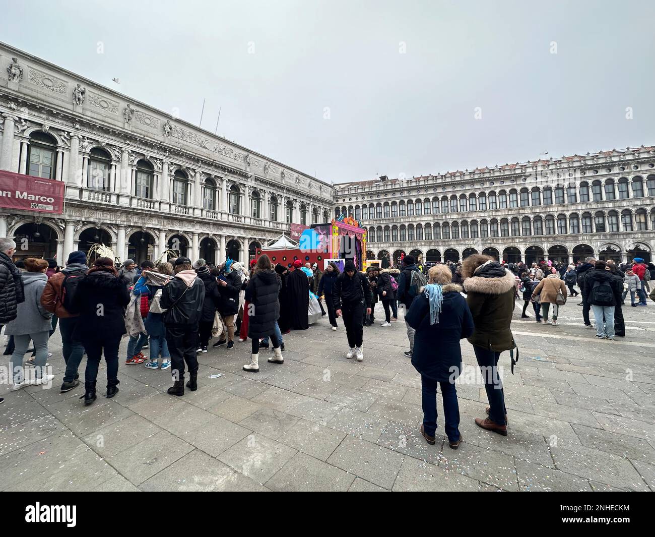 Venedig, überall Baustellen und zwei Jahre Arbeit: "So wird der Markusplatz trocken sein". Dies hat dem berühmtesten venezianischen Karneval der Welt große Unannehmlichkeiten bereitet und zur Absage vieler klassischer Karnevalsveranstaltungen geführt. Die Abdichtung eines komplexen Platzes wie des Markusplatzes kann nur ein titanisches Unterfangen sein. Überall Baustellen, um die Abwassersysteme neu zu ordnen, Ventile zu installieren, um das Wasser zu blockieren, die Umzäunung der Insel San Marco zu vergrößern - und wo wir jeden Tag auf Steinblöcken gehen, die von Flut und Zeit zersplittert und verformt wurden. Und das Stockfoto