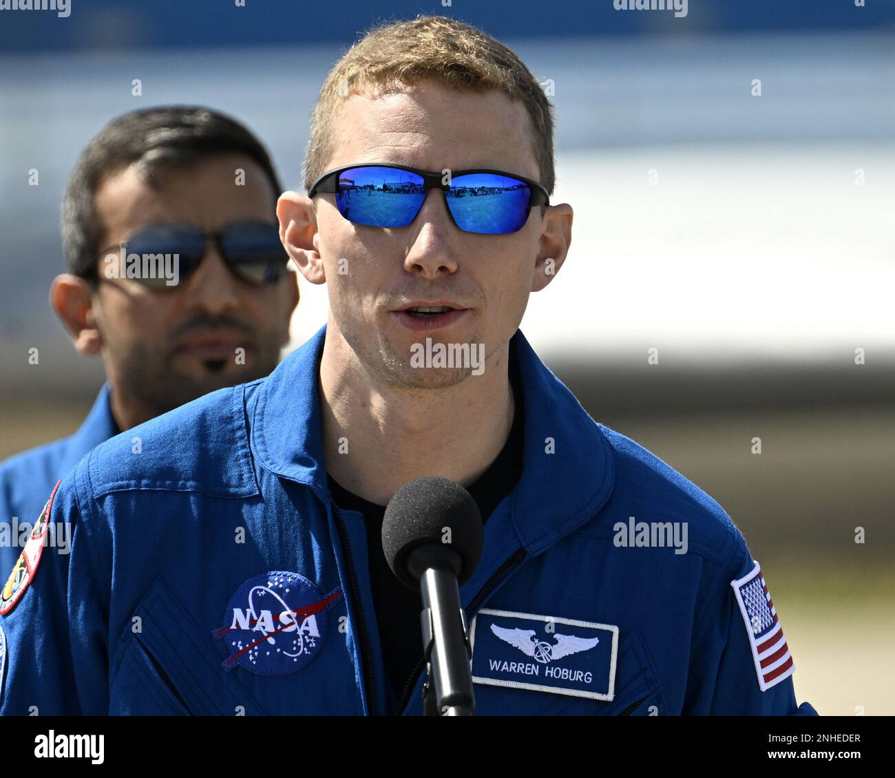 Kennedy Space Center, Florida, USA. 21. Februar 2023. NASA-Astronaut Warren Hoburg spricht mit den Medien, nachdem er am Dienstag, den 21. Februar 2023, im Kennedy Space Center, Florida, angekommen ist.Pilot der Crew 6 Mission, Hoburg wird auf dem SpaceX Crew Dragon-Raumschiff zur Internationalen Raumstation gestartet. Foto: Joe Marino/UPI Credit: UPI/Alamy Live News Stockfoto