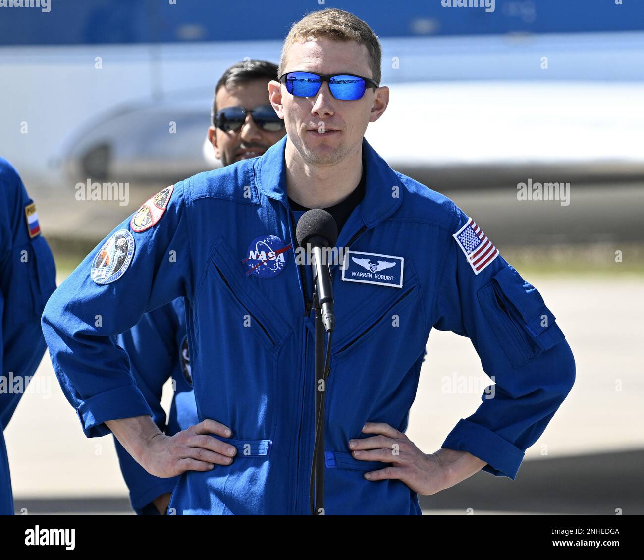 Kennedy Space Center, Florida, USA. 21. Februar 2023. Der NASA-Astronaut Warren Hoburg spricht mit den Medien, nachdem er am Dienstag, den 21. Februar 2023, im Kennedy Space Center, Florida, angekommen ist. Pilot der Crew-6-Mission, Hoburg wird zur Internationalen Raumstation auf dem SpaceX Crew Dragon-Raumschiff gestartet. Foto: Joe Marino/UPI Credit: UPI/Alamy Live News Stockfoto