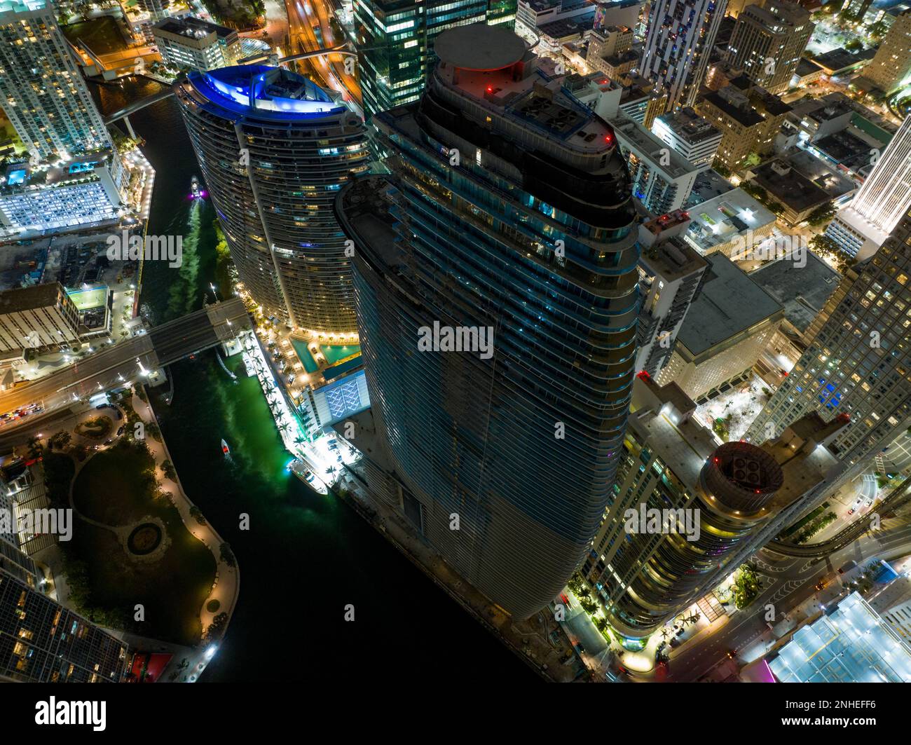 Miami, Florida, USA - 17. Februar 2023: Mit einer Drohne fotografierte Aston Martin Residences bei Nacht Stockfoto