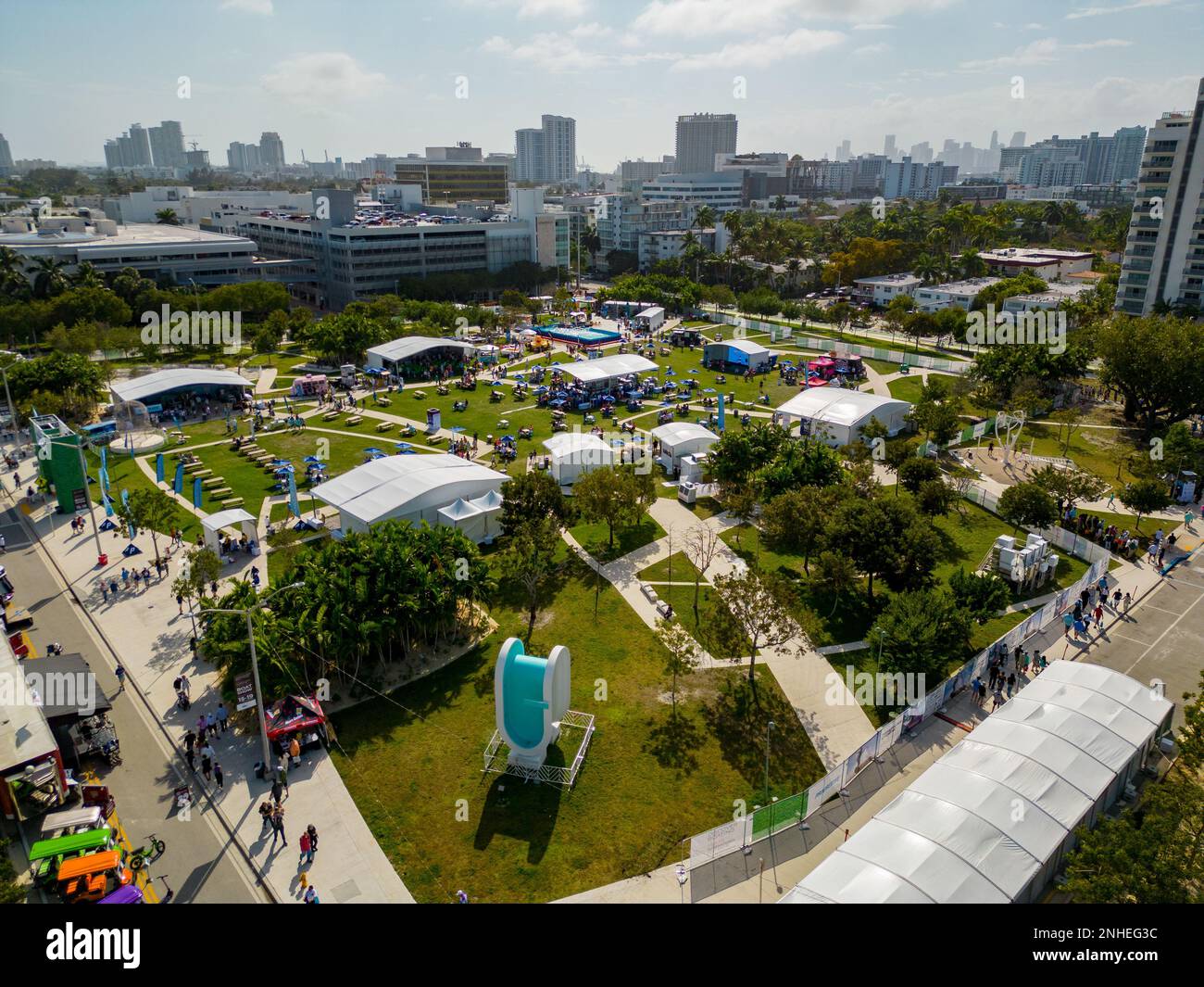 Miami, FL, USA - 18. Februar 2023: Luftdrohnenfoto Miami International Boat Show Stockfoto