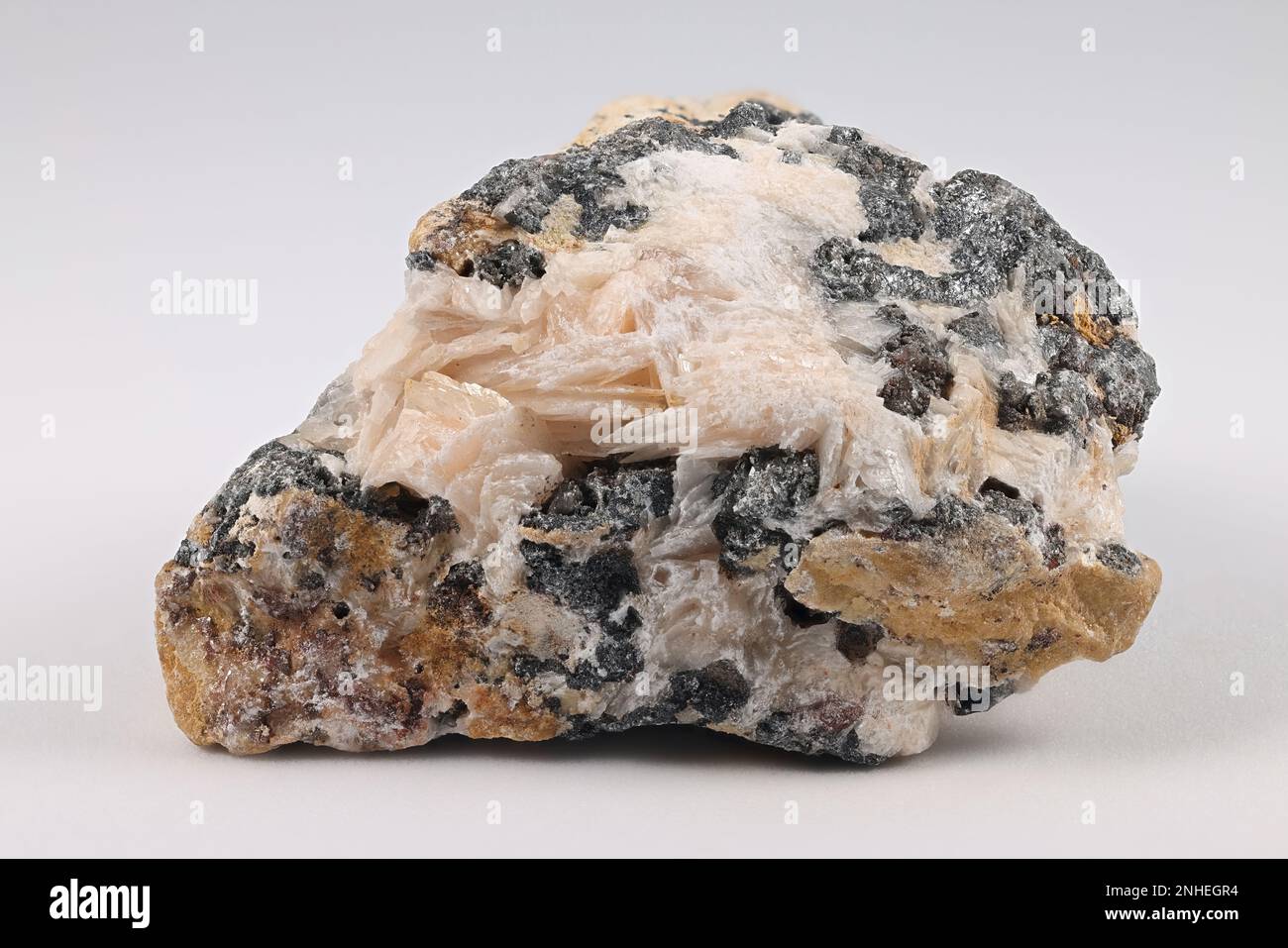 Cerussit, auch bekannt als Bleicarbonat oder weißes Blei (PbCO3), ein wichtiges Blei-Erz Stockfoto