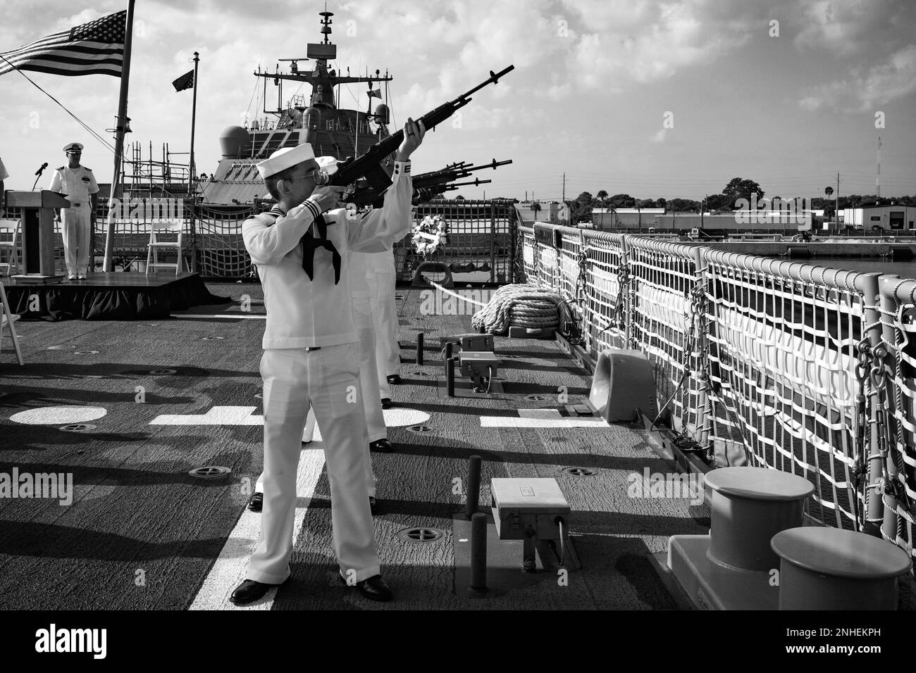 MARINESTÜTZPUNKT MAYPORT, FLORIDA (29. Juli 2022) das Gewehrdetail salutiert an Bord des Kampfschiffs USS Indianapolis (LCS 17) der Freedom-Variante mit 21 Pistolen während einer Zeremonie zum Gedenken an den Angriff auf den schweren Kreuzfahrer USS Indianapolis (CA 35) der Portland-Klasse am Marinestützpunkt Mayport am 29. Juli 2022. Der Angriff auf Indianapolis ereignete sich am 30. Juli 1945, vor fast 77 Jahren. Stockfoto