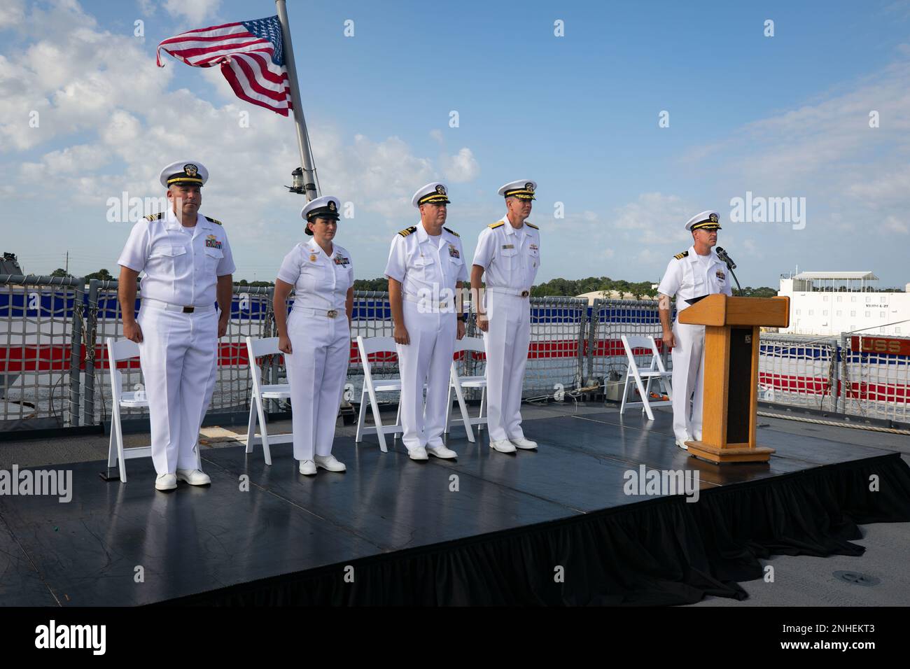 MARINESTÜTZPUNKT MAYPORT, FLORIDA (29. Juli 2022) Seeleute stehen während einer Zeremonie zur Erinnerung an den Angriff auf den schweren Kreuzfahrer USS Indianapolis (CA 35) der Portland-Klasse an Bord des Kampfschiffs USS Indianapolis (LCS 17) in der Freedom-Variante der Küstenwache am 29. Juli 2022 in Mayport zur Verfügung. Der Angriff auf Indianapolis ereignete sich am 30. Juli 1945, vor fast 77 Jahren. Stockfoto