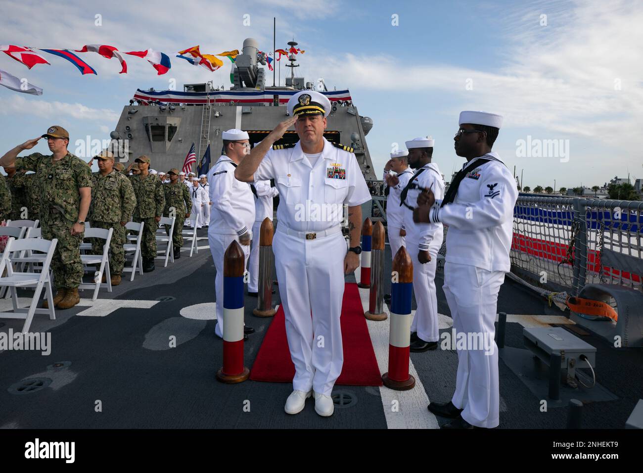 MARINESTÜTZPUNKT MAYPORT, FLORIDA (29. Juli 2022) die Sideboys verleihen Commander Cmdr. Larry Ford, kommandierender Offizier des Kampfschiffs USS Indianapolis (LCS 17) der Freiheitsvariante, anlässlich einer Zeremonie zum Gedenken an den Angriff auf den schweren Kreuzer USS Indianapolis (CA 35) der Portland-Klasse am Marinestützpunkt Mayport, 29. Juli 2022. Der Angriff auf Indianapolis ereignete sich am 30. Juli 1945, vor fast 77 Jahren. Stockfoto