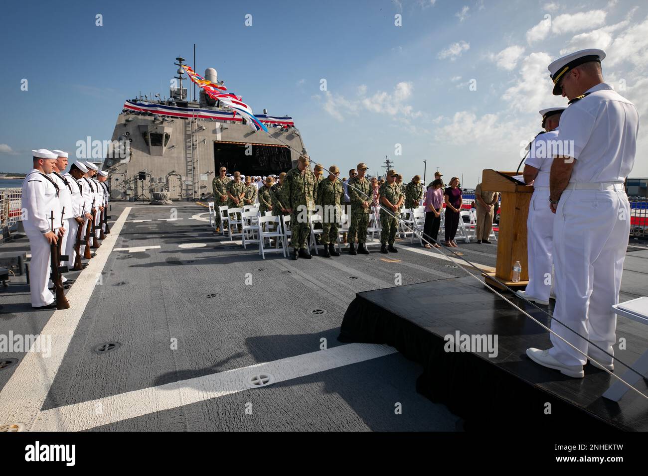 MARINESTÜTZPUNKT MAYPORT, FLORIDA (29. Juli 2022) Matrosen an Bord des Küstenschiffes USS Indianapolis (LCS 17), das in der Variante der Freiheit gehalten wird, zollen ihr Respekt bei einer Zeremonie zum Gedenken an den Angriff auf den schweren Kreuzfahrer USS Indianapolis (CA 35) der Portland-Klasse am Marinestützpunkt Mayport am 29. Juli 2022. Der Angriff auf Indianapolis ereignete sich am 30. Juli 1945, vor fast 77 Jahren. Stockfoto