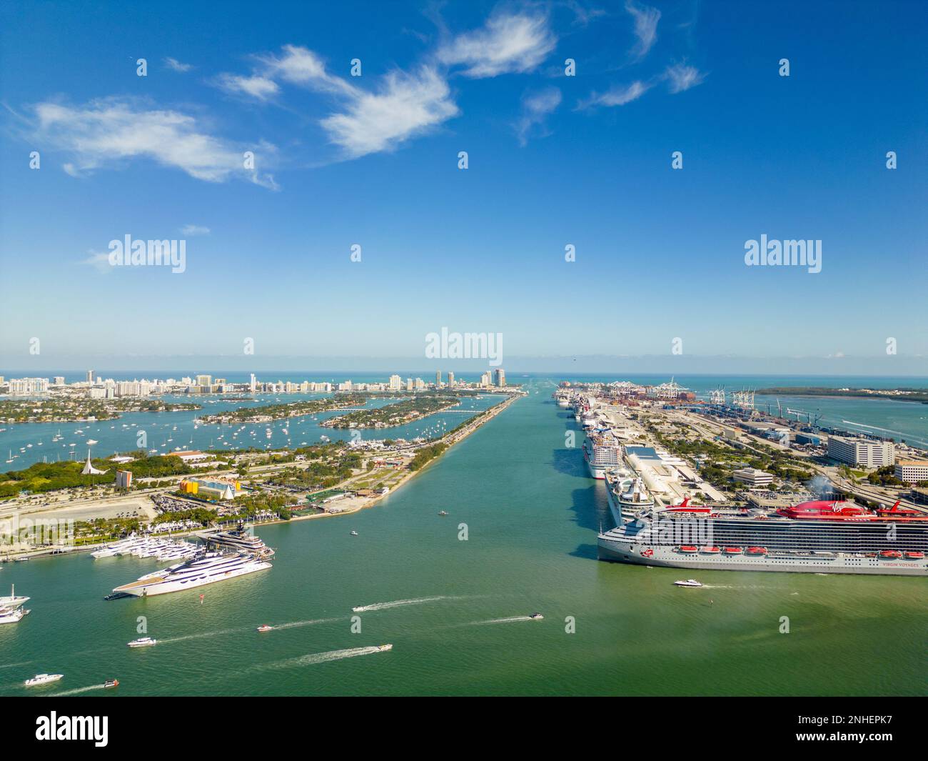 Miami, FL, USA - 19. Februar 2023: Luftfoto Port Miami und Government Cut Inlet to Atlantic Ocean Stockfoto
