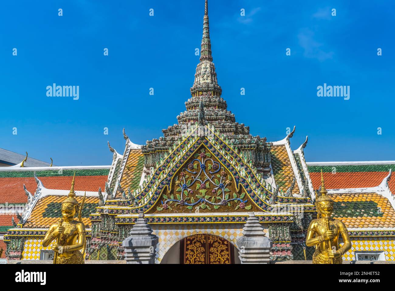 Statuen der Goldenen Wächter Hor Phra Naga Grab Grand Palace Bangkok Thailand Palace war die Heimat des Königs von Thailand from1782 bis 1925 Stockfoto