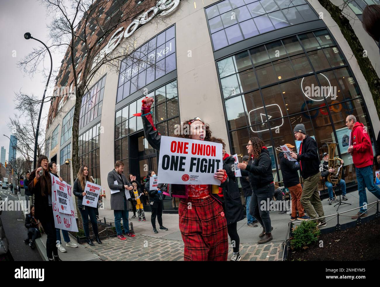 YouTube-Mitarbeiter und -Unterstützer versammeln sich am Dienstag, den 21. Februar 2023 vor dem Google-Gebäude in Chelsea in New York, um streikende YouTube Music-Mitarbeiter zu unterstützen. Das YouTube Music Content Operations-Team, das offiziell bei einem Drittanbieter von Cognizant angestellt war, meldete sich für eine Gewerkschaftswahl bei der Alphabet Workers Union an und behauptete, dass es Vergeltungsmaßnahmen einschließlich eines Mandats im Amt erhalten habe. (© Richard B. Levine) Stockfoto