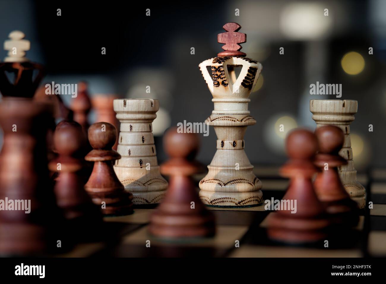 Schachfiguren mit König in der Mitte Stockfoto