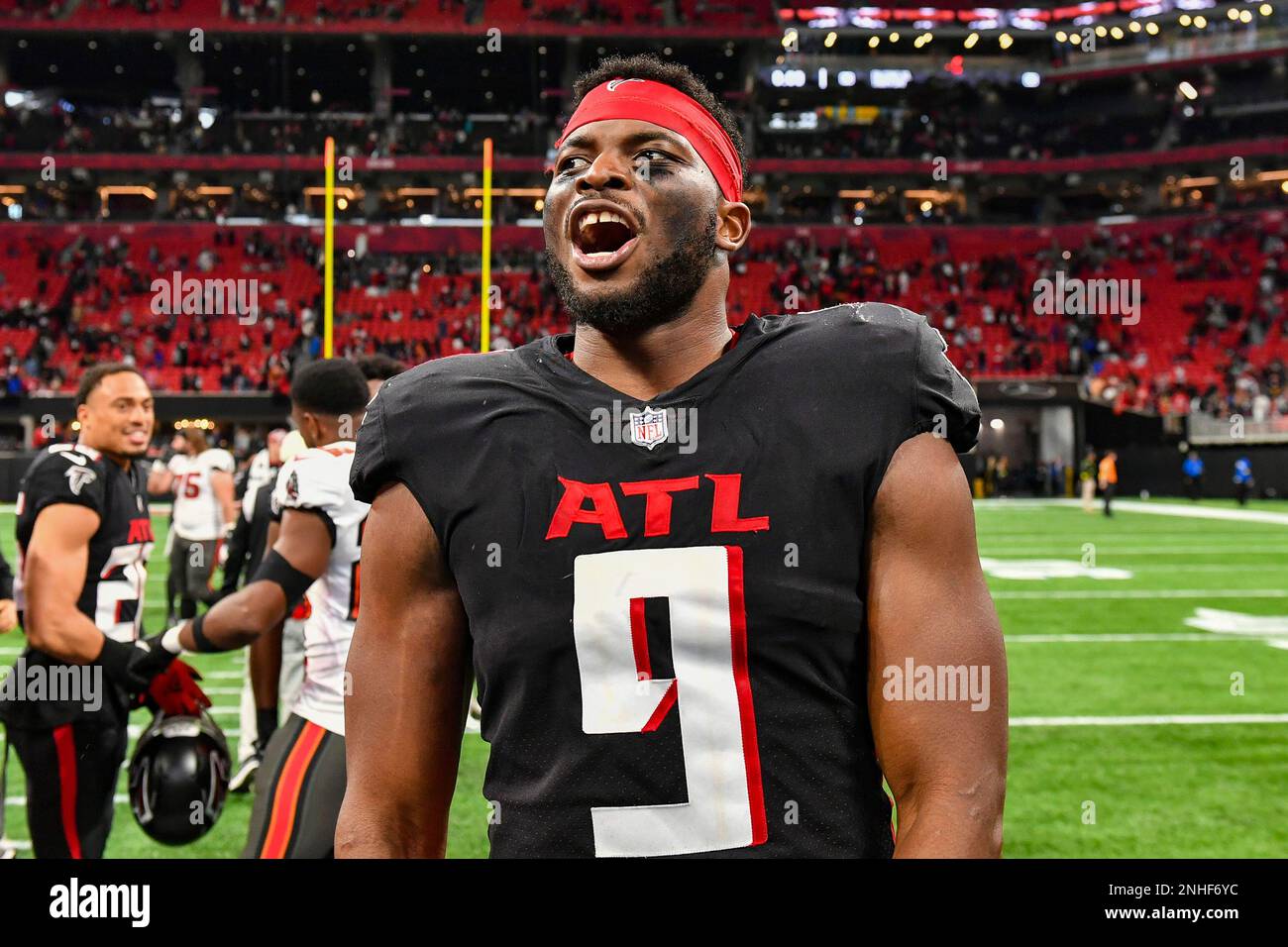 ATLANTA, GA – JANUARY 08: Atlanta linebacker Lorenzo Carter (9) reacts following the conclusion of the NFL game between the Tampa Bay Buccaneers and the Atlanta Falcons on January 8th, 2023 at Mercedes-Benz Stadium in Atlanta, GA. (Photo by Rich von Biberstein/Icon Sportswire) (Icon Sportswire via AP Images) Stockfoto