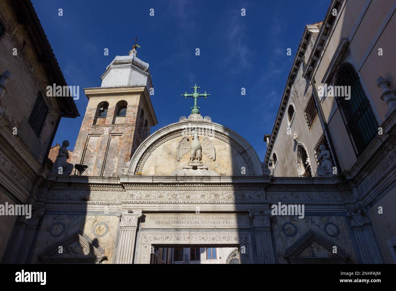 Blick von unten auf den imposanten Eingang der berühmten Scuola Grande di San Giovanni Evangelista in Venedig, Italien Stockfoto