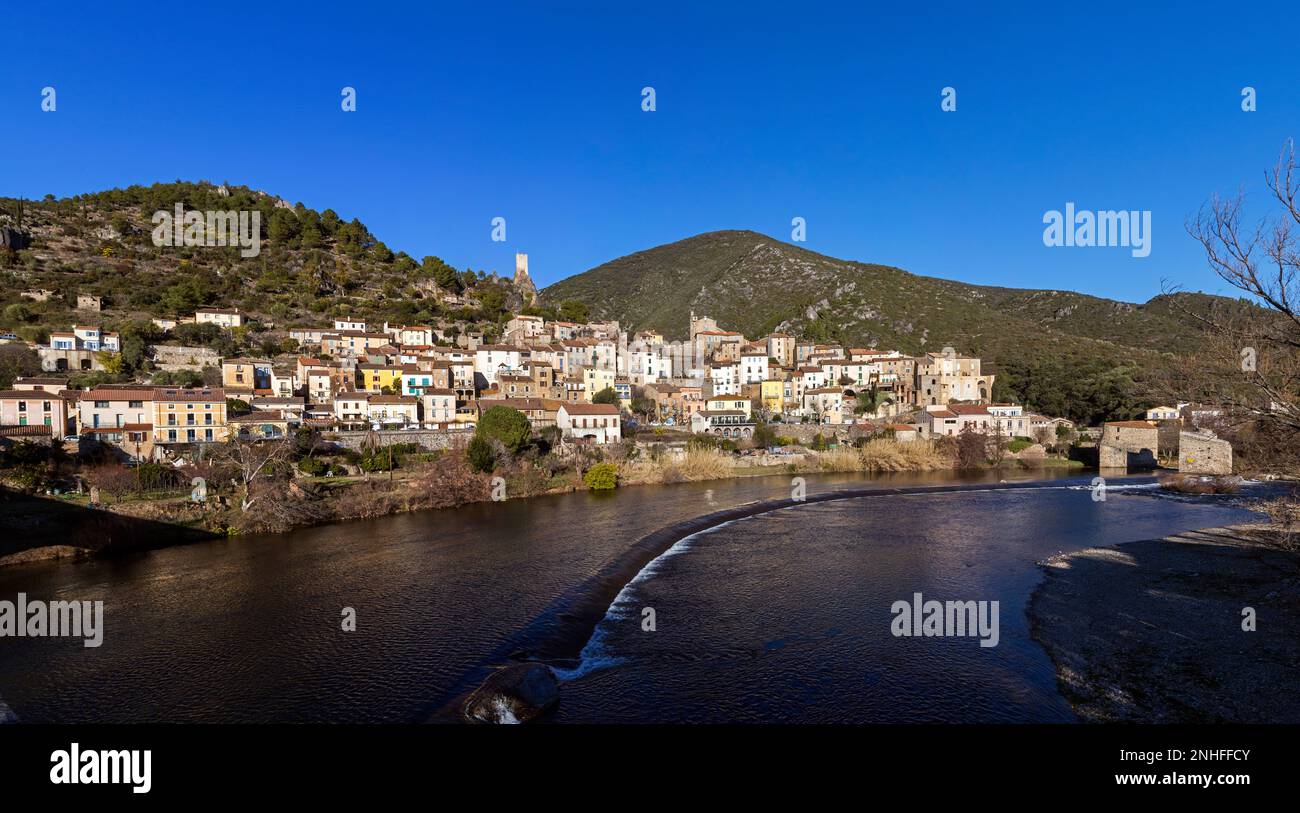 Panoramablick auf das Dorf Roquebrun am Ufer des Orb. Haut-Languedoc, Occitanie, Frankreich Stockfoto