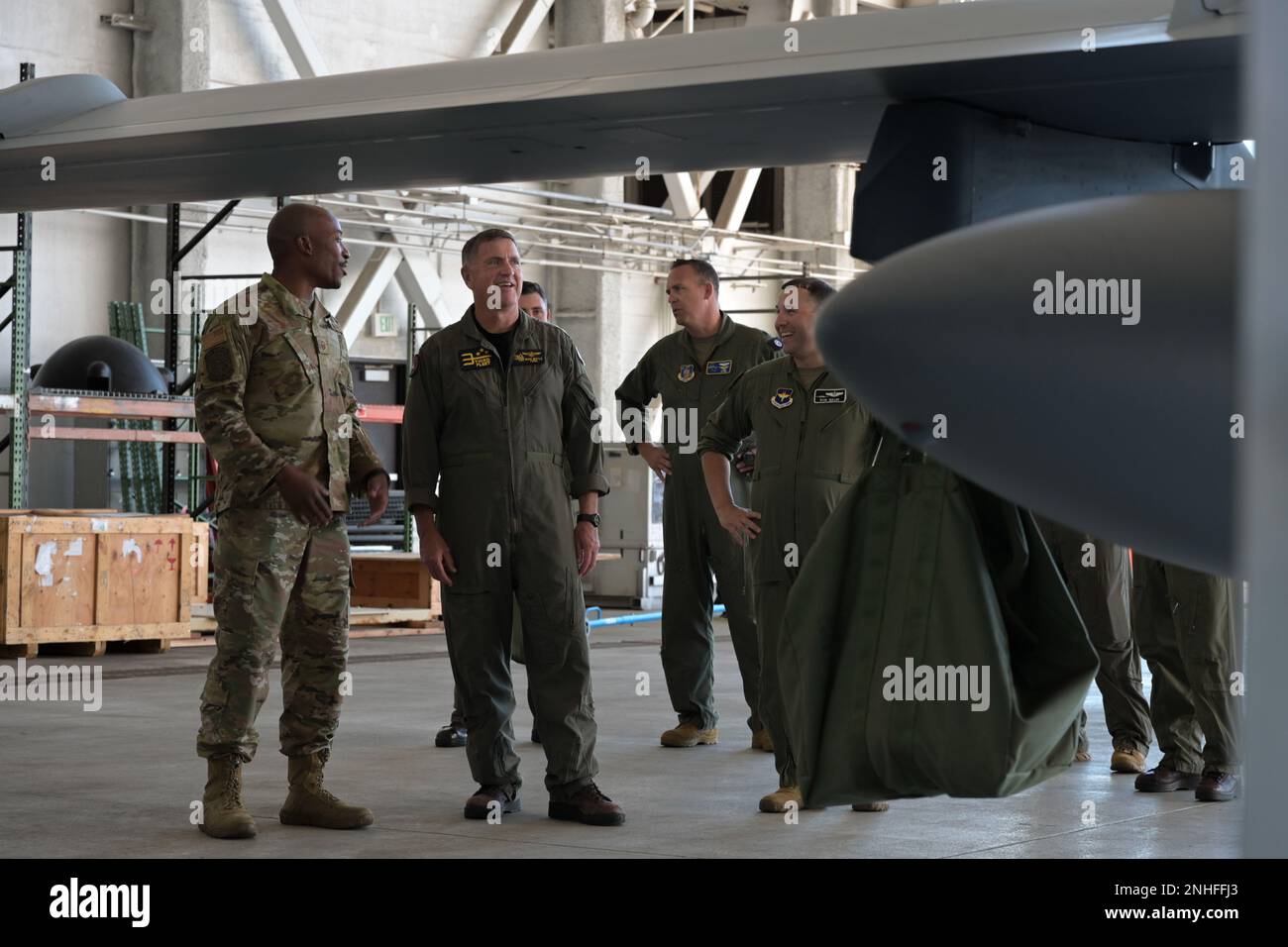 KANEOHE BAY, Hawaii (28. Juli 2022) USA Air Force Master Sgt. Terrelle Thomas, 29. Aircraft Maintenance Squadron Production Superintendent, erklärt den USA die allgemeinen Spezifikationen und Wartungsverfahren des Reaper MQ-9 Vizeadmiral der Marine Michael E. Boyle, Befehlshaber, 3. Fleet, während Rim of the Pacific (RIMPAC) 2022, Juli 29, in der Marine Corps Air Station Kaneohe Bay, Hawaii. Unbemannte und fernbetriebene Schiffe erweitern die Fähigkeit miteinander verbundener bemannter Plattformsensoren, die Kampfkapazität multinationaler gemeinsamer Task Forces zu verbessern. 26 Nationen, 38 Schiffe, drei U-Boote Stockfoto