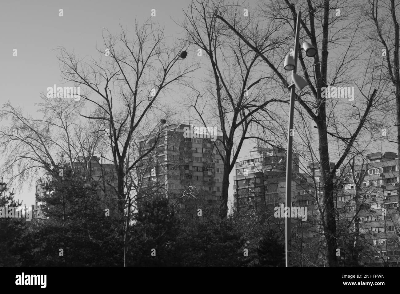 Brutalistische Architektur in schwarz-weißen Brutalismus-Gebäuden Stockfoto