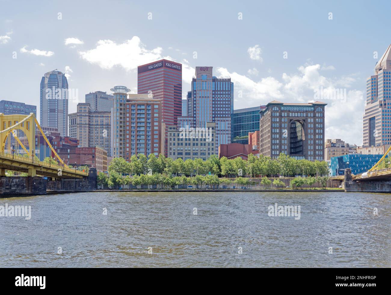 Die Skyline von Downtown Pittsburgh, von der North Shore aus gesehen, zwischen den Brücken Andy Warhol und Roberto Clemente. Stockfoto