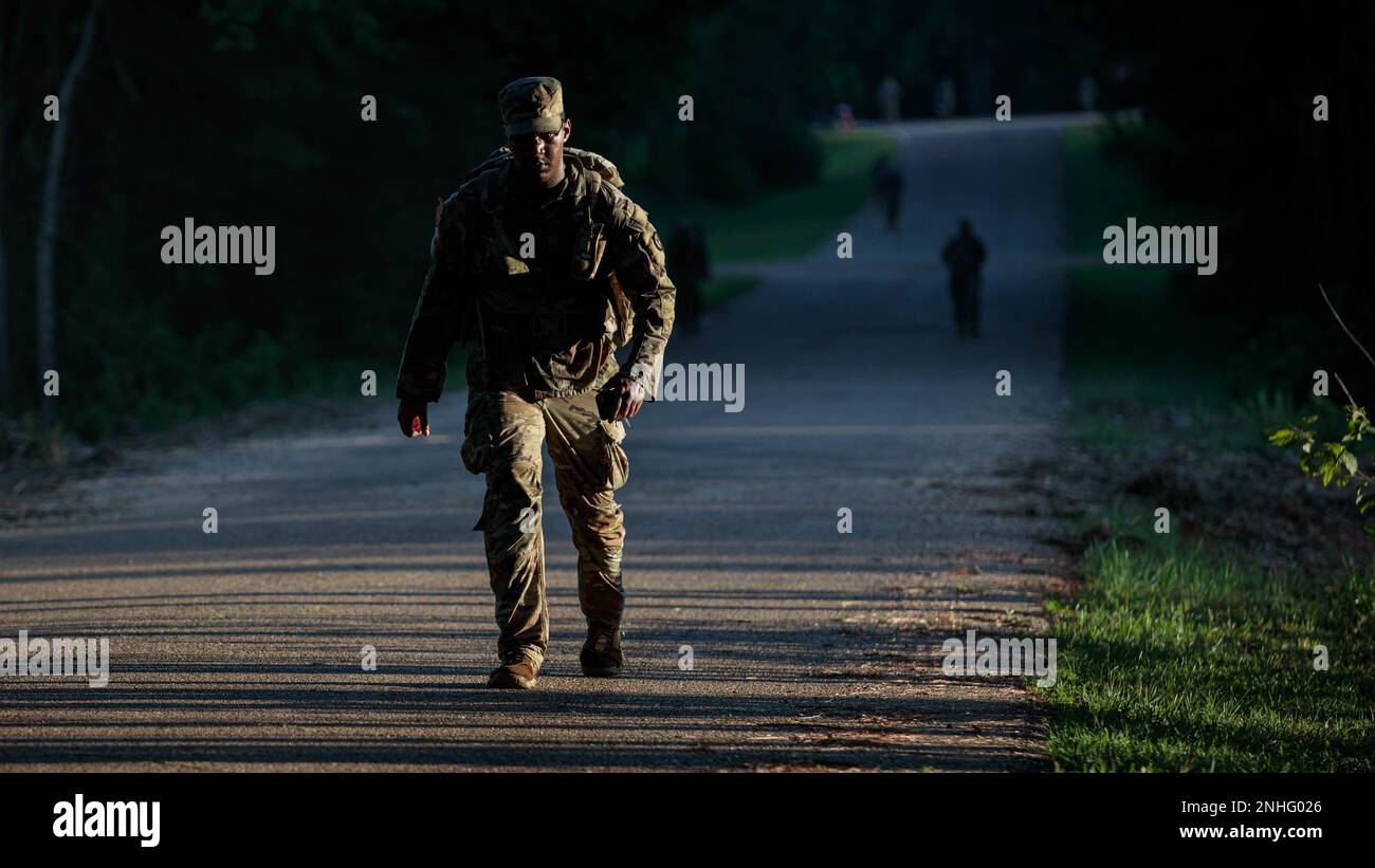 Ein Soldat der Army Reserve mit einem 33lbs-Pack kommt am 29. Juli 2022 im Camp Shelby Joint Forces Training Center auf die Ziellinie. Der Rig march ist eine von mehreren Veranstaltungen, die Soldaten absolvieren müssen, um das Kompetenzabzeichen der Deutschen Streitkräfte zu erhalten (Foto der Nationalgarde der Arizona Army von Sergeant 1. Klasse Brian A. Barbour) Stockfoto