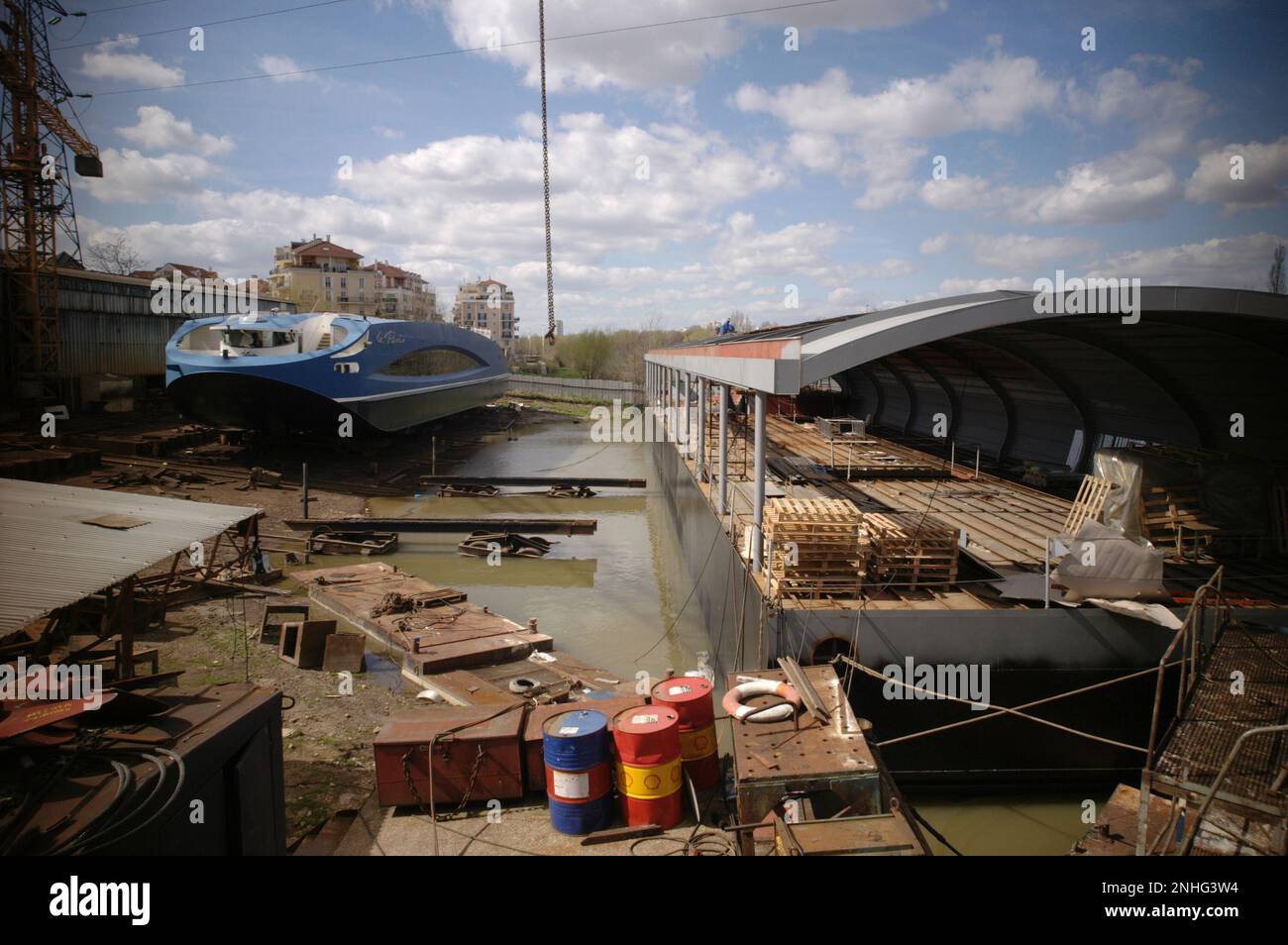 AJAXNETPHOTO. 2006. VILLENEUVE LA GARENNE, FRANKREICH - EIN BATEAUX MOUCHE UND SCHWIMMENDES ÜBERDACHTES SCHIFF IM BAU AUF EINER WERFT AN DER SEINE AM QUAI ALFRED SISLEY AM STADTRAND VON PARIS. DER IMPRESSIONISTISCHE KÜNSTLER AUS DEM 19TH. JAHRHUNDERT HAT MEHRERE GEMÄLDE VON SZENEN AUF DEM FLUSS GEMACHT, DARUNTER „VILLENEUVE LA GARENNE, 1872“. FOTO: JONATHAN EASTLAND/AJAX. REF.: R60304 260 Stockfoto