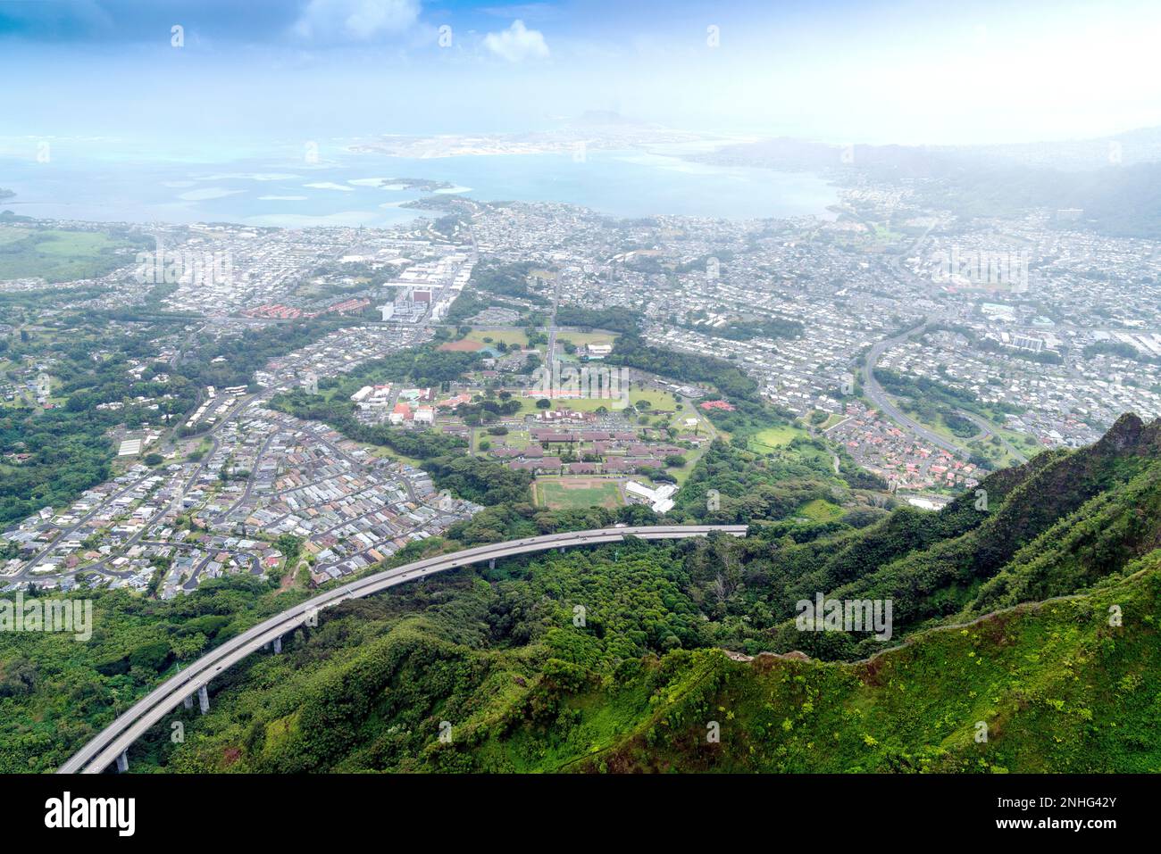 Luftfotografie, Hubschrauber Hanauma Bay und Treppe zum Himmel Wanderung Honolulu, Oahu, Hawaii, USAAloha Shirt Store, Waikiki Stockfoto