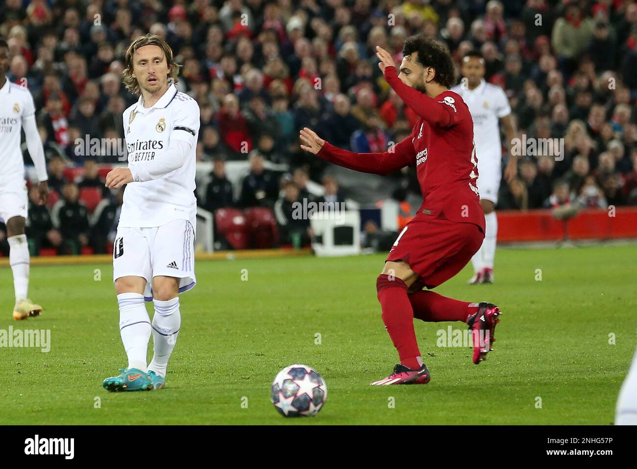 Liverpool, Großbritannien. 21. Februar 2023. Luka Modric von Real Madrid (l) gibt den Ball ab. UEFA Champions League, Runde mit 16 1. Beinen, Liverpool gegen Real Madrid im Anfield Stadium in Liverpool am Dienstag, den 21. Februar 2023. Dieses Bild darf nur zu redaktionellen Zwecken verwendet werden. Nur redaktionelle Verwendung, Lizenz für kommerzielle Verwendung erforderlich. Keine Verwendung bei Wetten, Spielen oder Veröffentlichungen von Clubs/Ligen/Spielern. Bild von Chris Stading/Andrew Orchard Sportfotografie/Alamy Live News Kredit: Andrew Orchard Sportfotografie/Alamy Live News Stockfoto