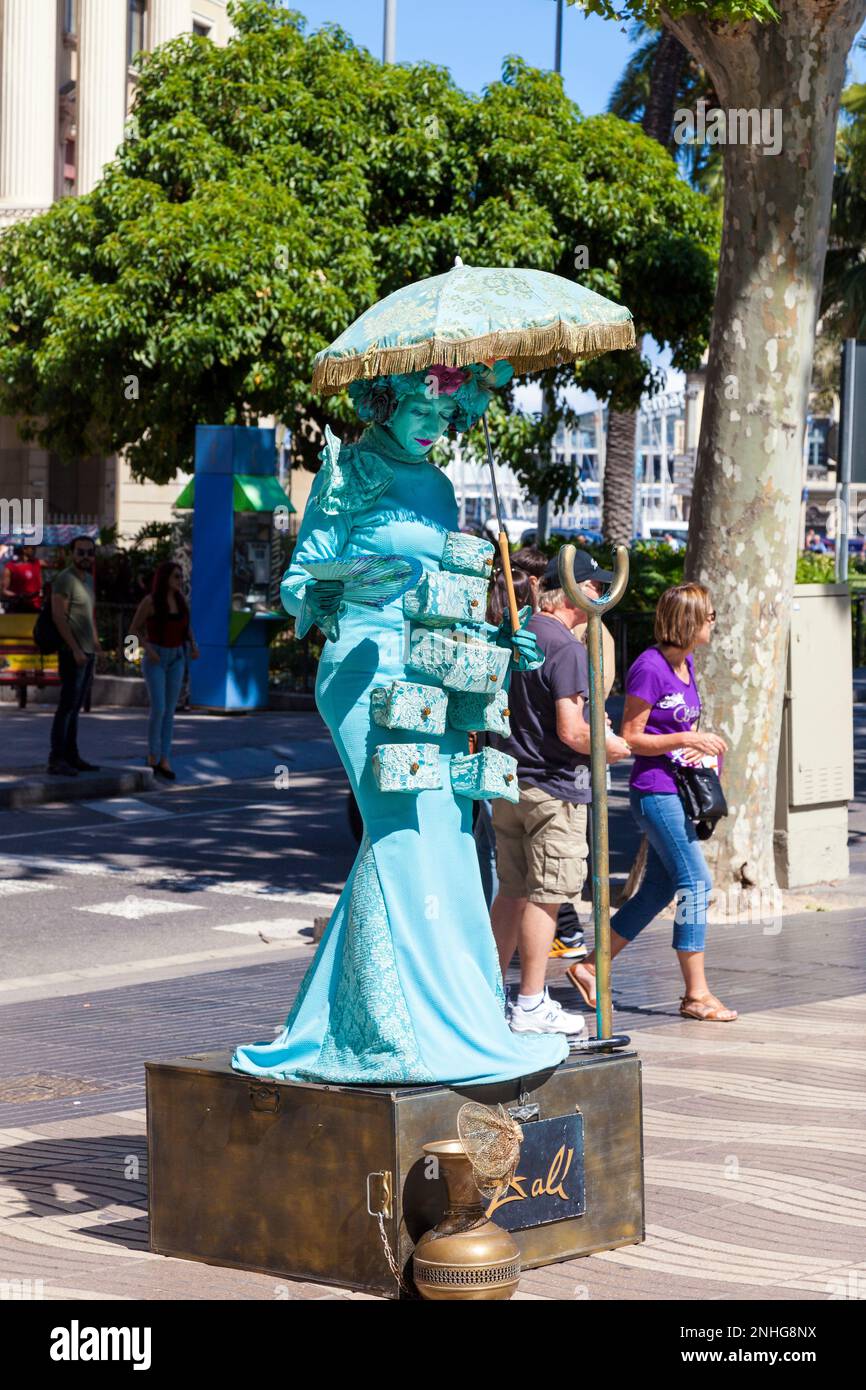 Von Dali inspirierter lebender Statuenkünstler auf La Rambla, Barcelona, Katalonien, Spanien Stockfoto
