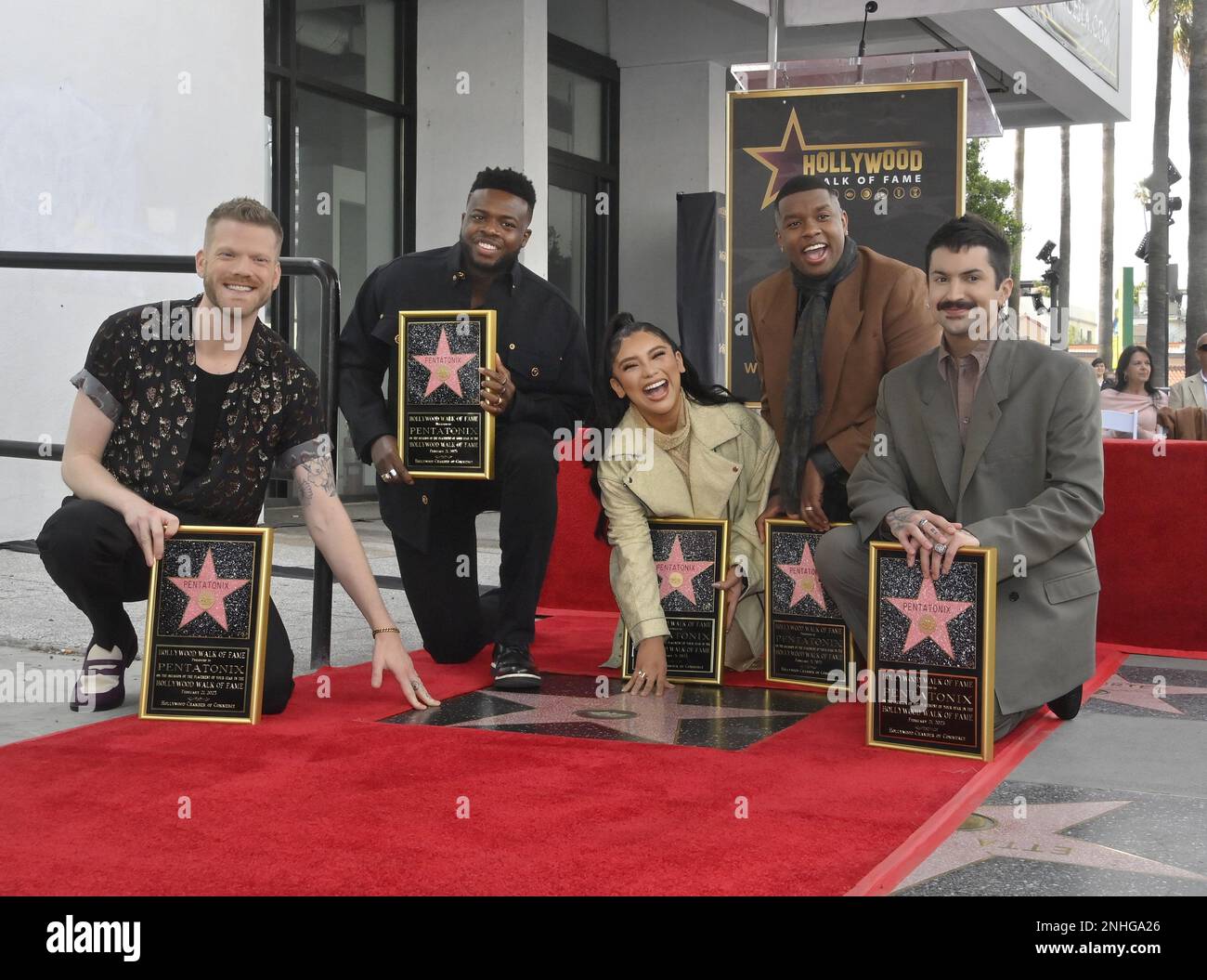 Los Angeles, Usa. 21. Februar 2023. (L-R) Scott Hoying, Kevin Olusola, Kirstin Maldonado, Matt Sallee und Mitch Grassi von der A-cappella-Gruppe Pentatonix halten Nachbildungen von Plakaten, nachdem sie auf dem Hollywood Walk of Fame während einer Enthüllung am Dienstag, den 21. Februar 2023 mit dem 48. Stern ausgezeichnet wurden. Foto: Jim Ruymen/UPI Credit: UPI/Alamy Live News Stockfoto