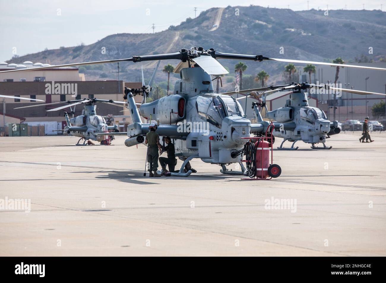 U.S. Marines with Marine Light Helicopter Attack Squadron (HMLA) 775, Marine Aircraft Group 41, 4. Marine Aircraft Wing, Marine Forces Reserve, führen während der Integrated Training Exercise (ITX) 4-22 in der Marine Corps Air Station Camp Pendleton, Kalifornien, 29. Juli 2022 Wartungsarbeiten an einer AH-1Z Viper durch. Die Wartung vor dem Flug stellt sicher, dass die Flugzeuge voll funktionsfähig und betriebsbereit sind, bevor sie die Fluglinie verlassen. Reservemarinen und Segler haben sich aus dem ganzen Land zusammengeschlossen, um eine integrierte Marine Air-Ground Task Force zu bilden, die an einer gemeinsamen Waffenübung mit Live-Feuer teilnehmen wird, die b Stockfoto