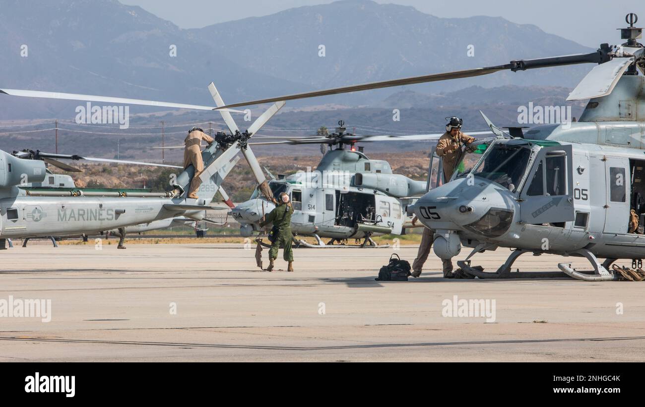 U.S. Marines with Marine Light Helicopter Attack Squadron (HMLA) 775, Marine Aircraft Group 41, 4. Marine Aircraft Wing, Marine Forces Reserve, führen vor der Durchführung von Flugoperationen während der Integrated Training Exercise (ITX) 4-22 in der Marine Corps Air Station Camp Pendleton, Kalifornien, 29. Juli 2022 Wartungsarbeiten an UH-1Y-Giftgeräten durch. Die Wartung vor dem Flug stellt sicher, dass die Flugzeuge voll funktionsfähig und betriebsbereit sind, bevor sie die Fluglinie verlassen. MAGTF-23 aggregiert im Marine Corps Air-Ground Combat Center aus 55 Home Training Centers, um die Reserve der Marine Forces auf potenzielle Futu vorzubereiten Stockfoto