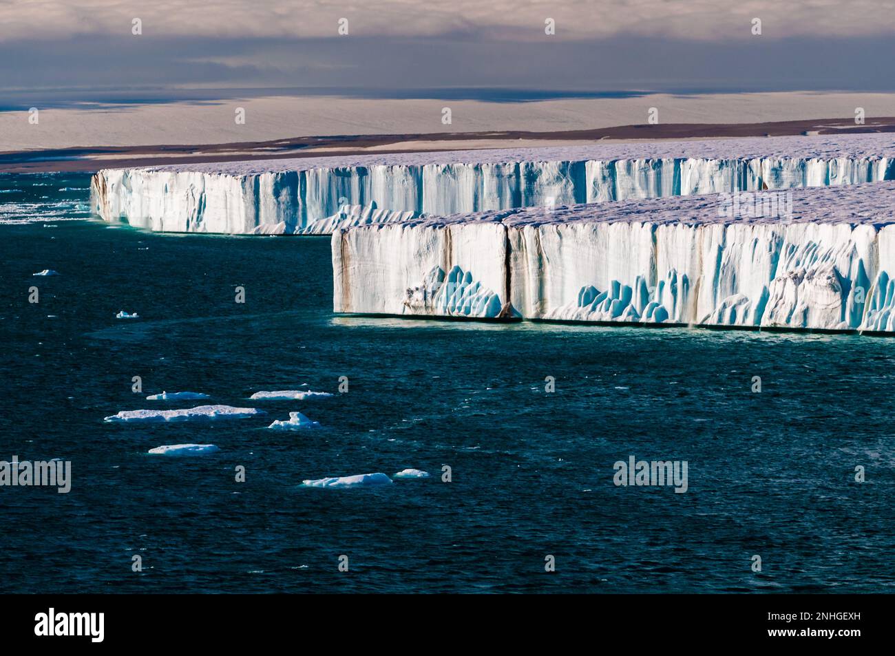 Wasser, das aus dem arktischen Eisregal vor den Svalbard-Inseln Norwegens läuft Stockfoto