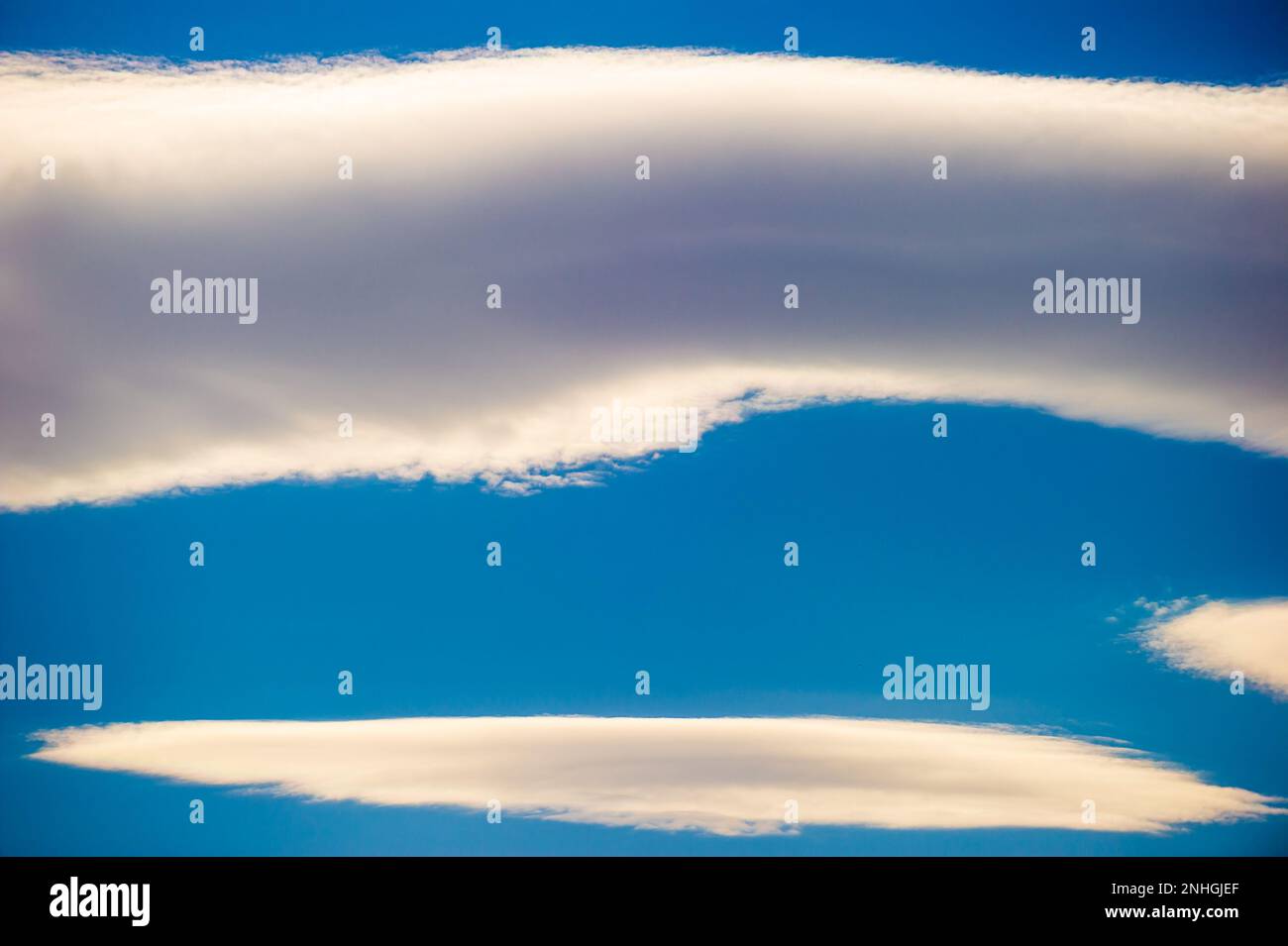 Abstraktes Muster weißer Wolken auf blauem Himmelshintergrund Stockfoto