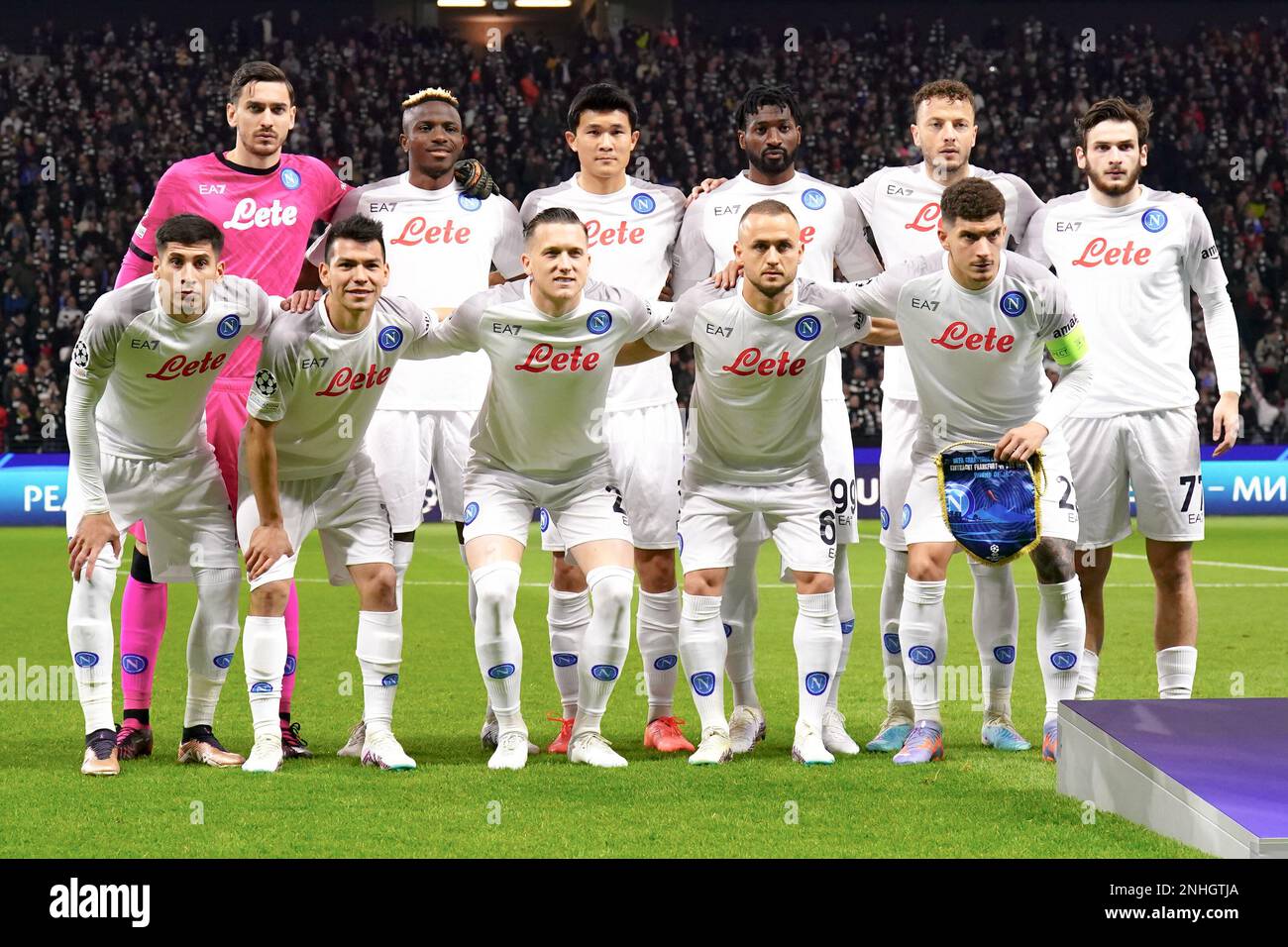 FRANKFURT, DEUTSCHLAND - FEBRUAR 21: Alex Meret vom SSC Neapel, Giovanni Di Lorenzo vom SSC Neapel, Amir Rrahmani vom SSC Neapel, Minjae Kim vom SSC Neapel, Mathias Olivera vom SSC Neapel, Andre-Frank Zambo Anguissa vom SSC Neapel, Stanislav Zielinska vom SSC Neapel, Piotoli vom SSC Hirving Lozano von SSC Neapel, Victor Osimhen von SSC Neapel und Khvicha Kvaratskhelia von SSC Neapel während der UEFA Champions League-Runde von 16 Leg One zwischen Eintracht Frankfurt und SSC Neapel im Frankfurter Stadion am 21. Februar 2023 in Frankfurt (Foto von Rene Nijhuis/Orange Pictures) Cred Stockfoto