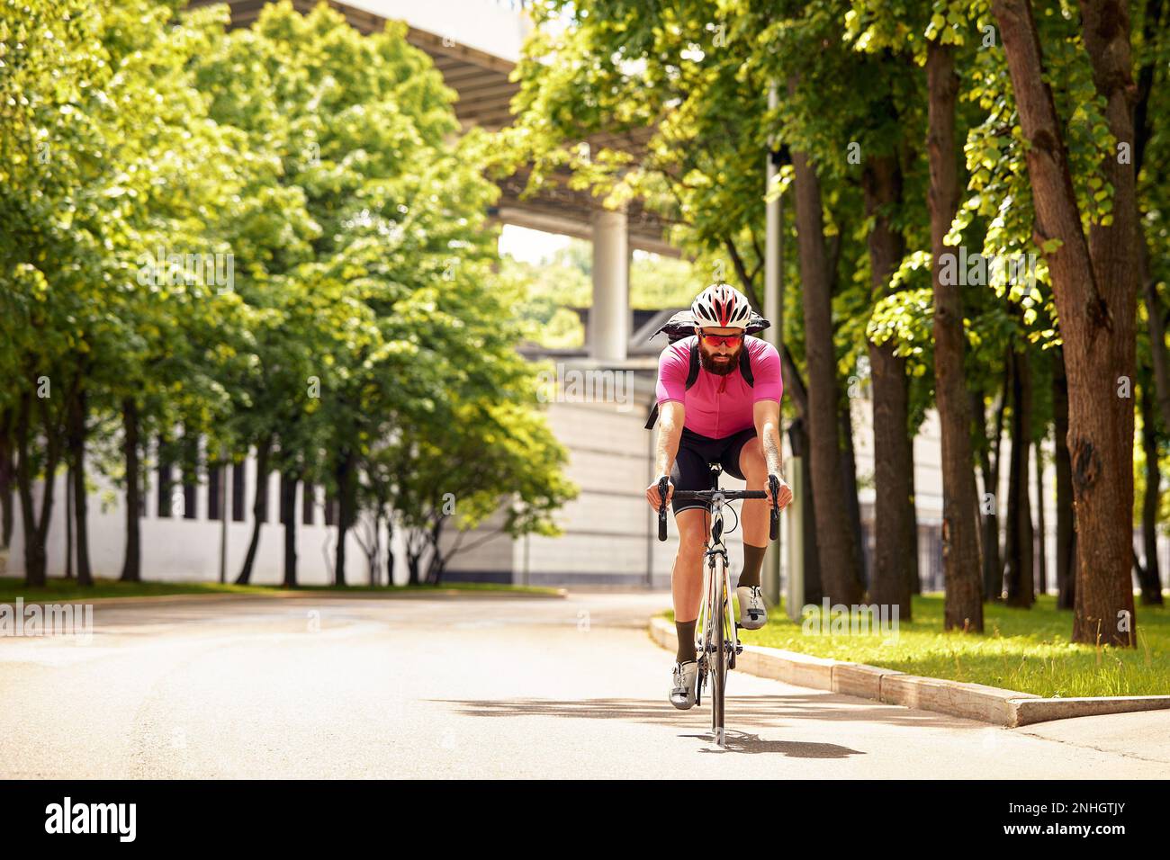 Attraktiver junger Mann fährt Fahrrad Stockfoto
