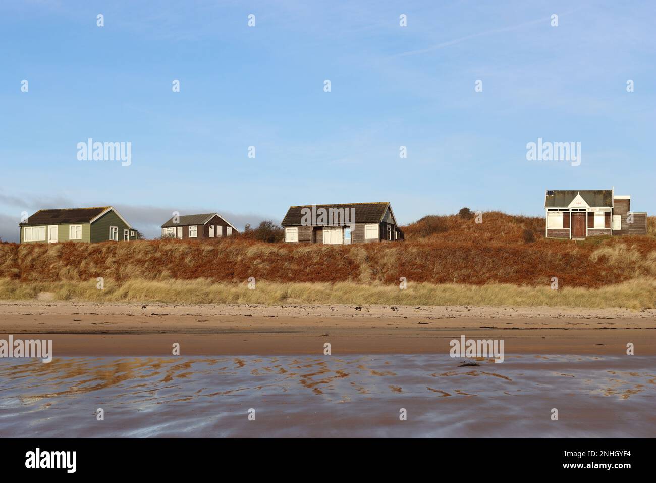 Strandhütten in den Sanddünen von Low Newton by the Sea, Northumberland Stockfoto