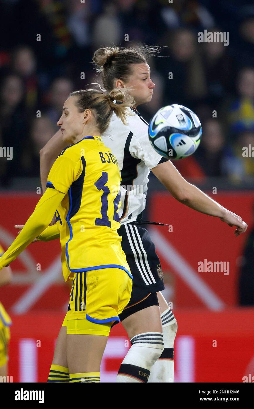Duisburg, Fussball, Frauen, Deutschland - Schweden 0:0 21.02.2023 Nathalie BJÖRN (SWE) li.- und Alexandra POPP (GER) RE.- ** gemäß den Vorgaben des D. Stockfoto