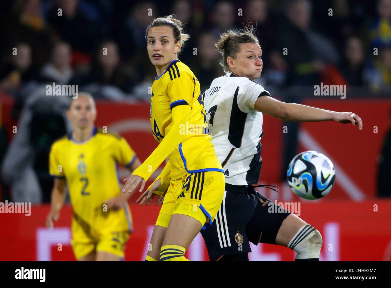 Duisburg, Fussball, Frauen, Deutschland - Schweden 0:0 21.02.2023 Nathalie BJÖRN (SWE) li.- und Alexandra POPP (GER) RE.- ** gemäß den Vorgaben des D. Stockfoto