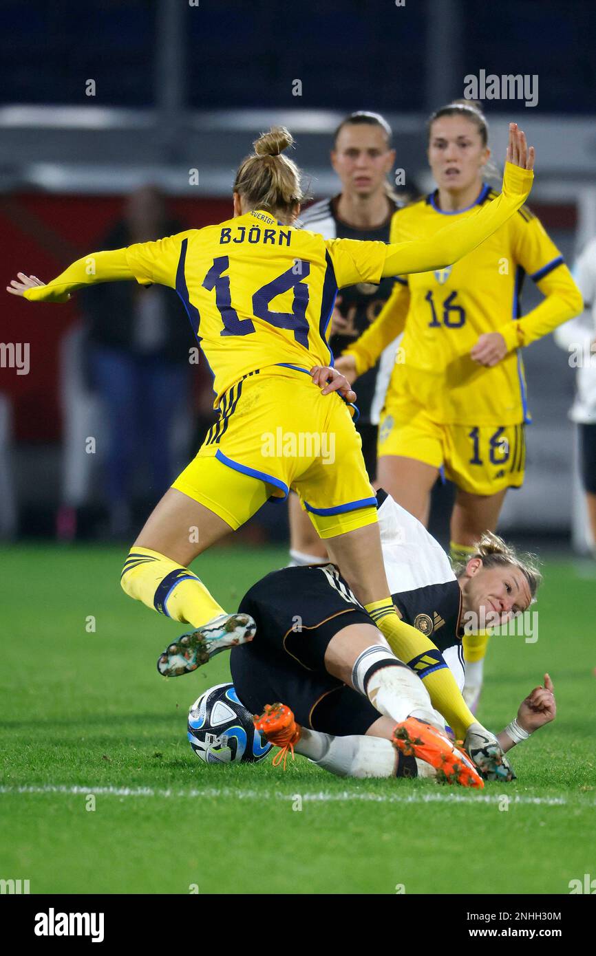 Duisburg, Fussball, Frauen, Deutschland - Schweden 0:0 21.02.2023 Nathalie BJÖRN (SWE) li.- und Alexandra POPP (GER) RE.- ** gemäß den Vorgaben des D. Stockfoto