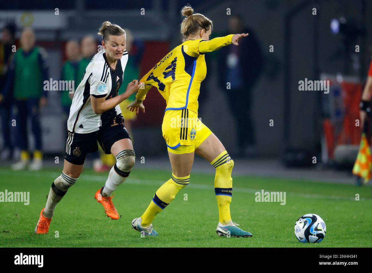 Duisburg, Fussball, Frauen, Deutschland - Schweden 0:0 21.02.2023 Nathalie BJÖRN (SWE) RE.- und Alexandra POPP (GER) li.- ** gemäß den Vorgaben des D. Stockfoto
