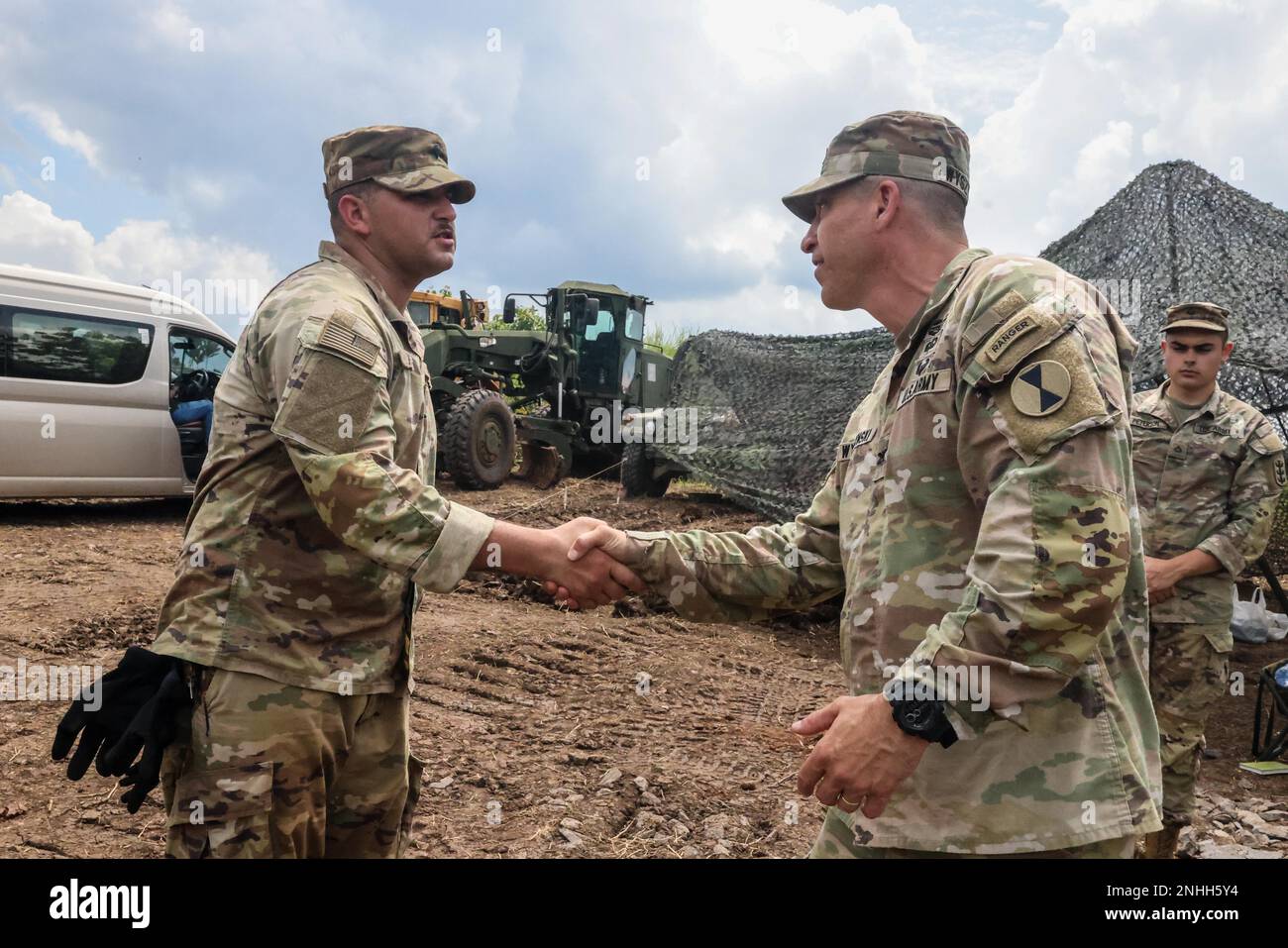 Der stellvertretende Befehlshaber der the7. Infanteriedivision, Oberst Leo Wyszynski, gibt SPC Angel Lopez eine Münze vom 130. Ingenieurbrigade, 84. Ingenieurbataillon am Python 1 Range, Baturaja, Indonesien, 29. Juli 2022, Als Teil von Garuda Shield 2022. Operation Pathways und eine langjährige, jährliche, bilaterale Militärübung zwischen dem US-Militär, der indonesischen Nationalarmee, verstärken die Verpflichtungen der USA gegenüber unseren Verbündeten und anderen regionalen Partnern und stärken die gemeinsame Bereitschaft und die Interoperabilität, gemeinsam zu kämpfen und zu gewinnen. Stockfoto