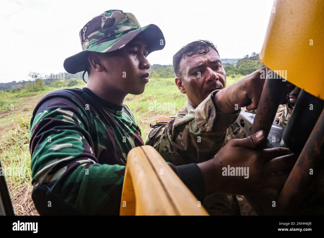 Sgt.1. Class Salvador Morales von 130. Engineer Brigade, 84. Engineer Battalion und ein Mitglied des indonesischen Nationalen Militärs reparieren eine Kette für einen Dozer in Python 1 Range, Baturaja, Indonesien, 29. Juli 2022, Als Teil von Garuda Shield 2022. Operation Pathways und eine langjährige, jährliche, bilaterale Militärübung zwischen dem US-Militär, der indonesischen Nationalarmee, verstärken die Verpflichtungen der USA gegenüber unseren Verbündeten und anderen regionalen Partnern und stärken die gemeinsame Bereitschaft und die Interoperabilität, gemeinsam zu kämpfen und zu gewinnen. Stockfoto