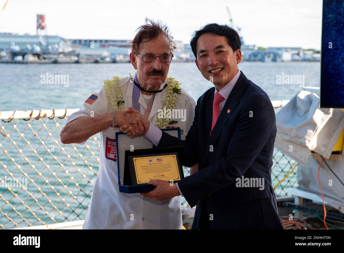 FORD ISLAND, Hawaii (29. Juli 2022) der Minister of Patriots and Veterans Affairs Park Minshik der Republik Korea (ROK) präsentiert an Bord des USS Missouri Memorial eine Werbetafel für den Veteranen des Koreanischen Krieges Herb Schreiner. Stockfoto