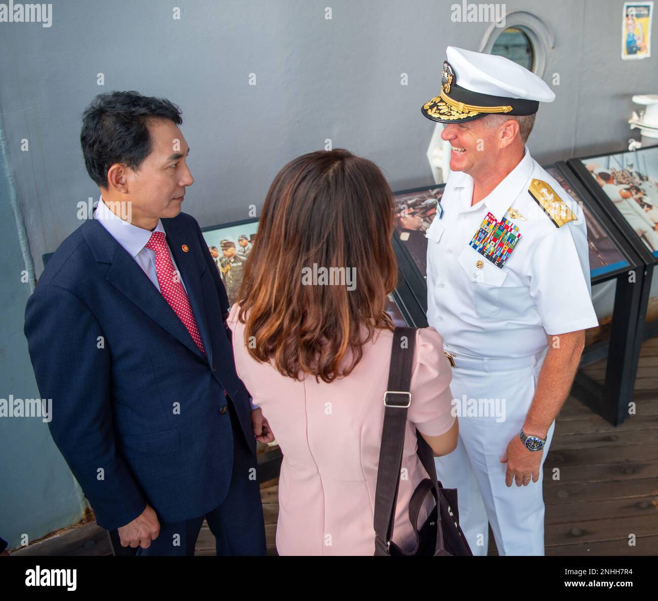 FORD ISLAND, Hawaii (29. Juli 2022) Commander, USA Pacific Fleet, ADM. Sam Paparo, spricht mit dem Minister für Patrioten und Veteranen der Republik Korea Minshik an Bord des USS Missouri Memorial. Stockfoto