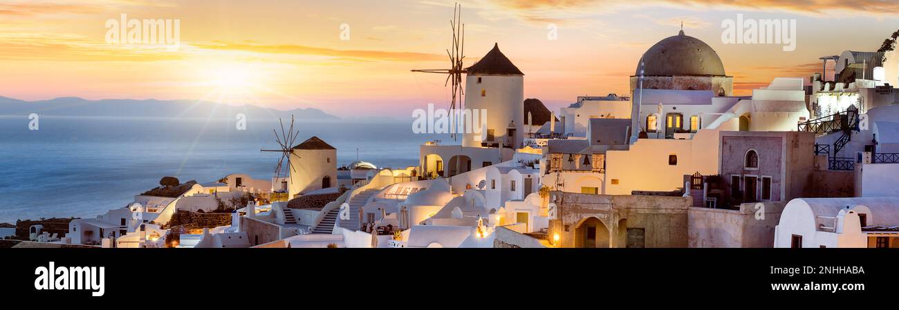 Dorf Oia bei Sonnenuntergang, Santorin, Griechenland Stockfoto