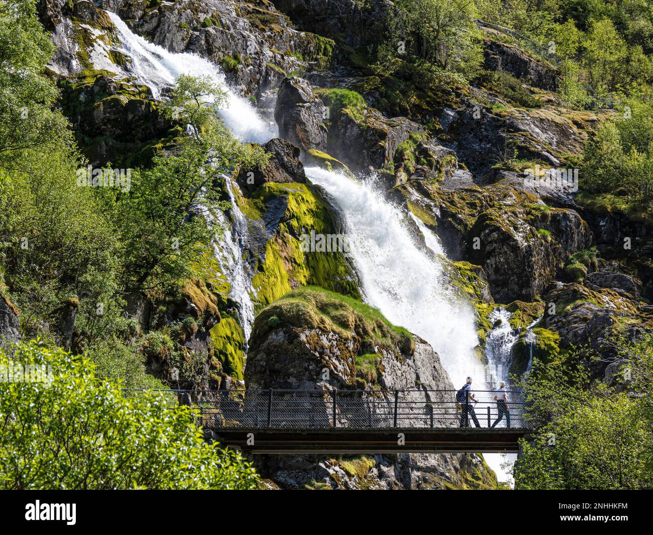 Wasserfall aus dem Schmelzen des Briksdal-Gletschers, einer der bekanntesten Arme des Jostedalsbreen-Gletschers, Norwegen. Stockfoto