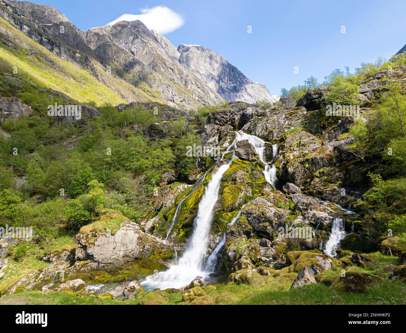 Wasserfall aus dem Schmelzen des Briksdal-Gletschers, einer der bekanntesten Arme des Jostedalsbreen-Gletschers, Norwegen. Stockfoto