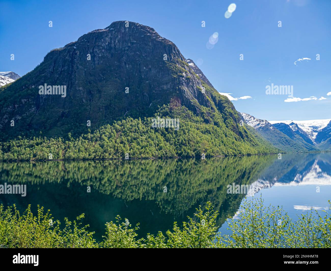 Blick auf schneebedeckte Berge und Reflexionen am Oldevatnet-See im Flusstal Oldedalen, Norwegen. Stockfoto